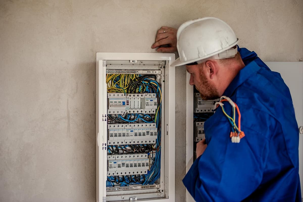Montarea releelor de protecție la tensiune - o etapă necesară pentru instalații electrice sigure și funcționale