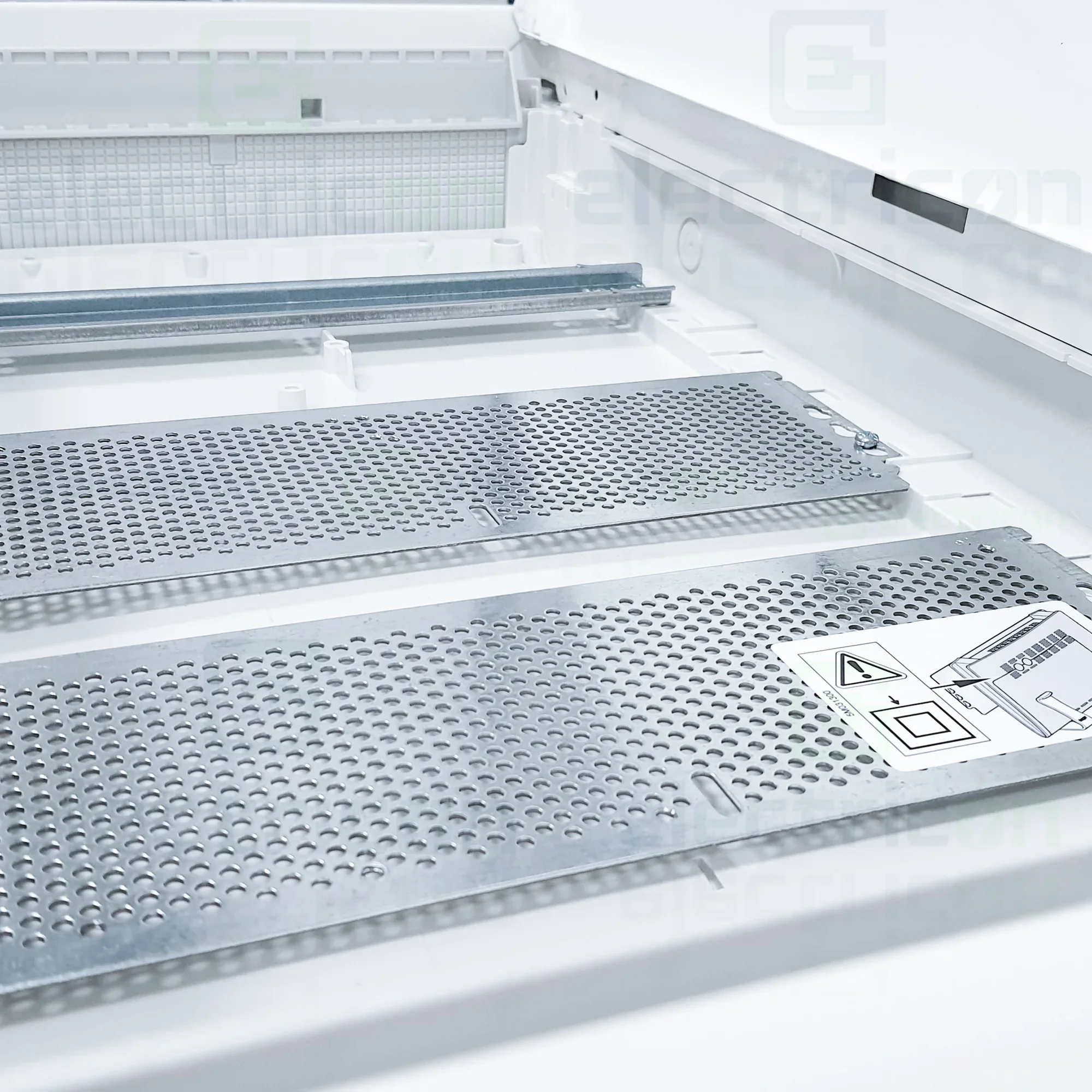 Tablou multimedia metalic, incastrat, 36 module (3x12), ușă albă, Volta, Hager, VU36NW [6]