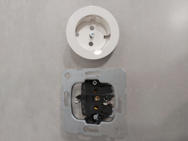 hager-priza-schuko-alb [2]