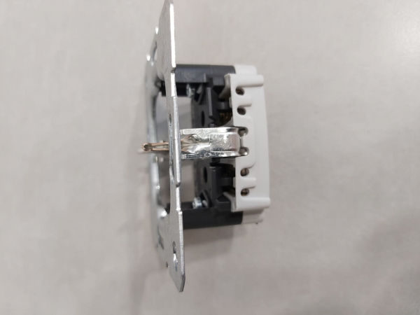 hager-priza-schuko-alb [3]