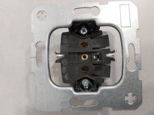 hager-priza-schuko-alb [4]