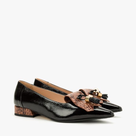 Pantofi Dama Eleganti - Pantofi Dama Eleganti din Piele Naturala Lacuita, Culoare Maro Inchis, Varf Ascutit, Accesorii Aurii, Toc Jos 2 cm, Renzoni 8685