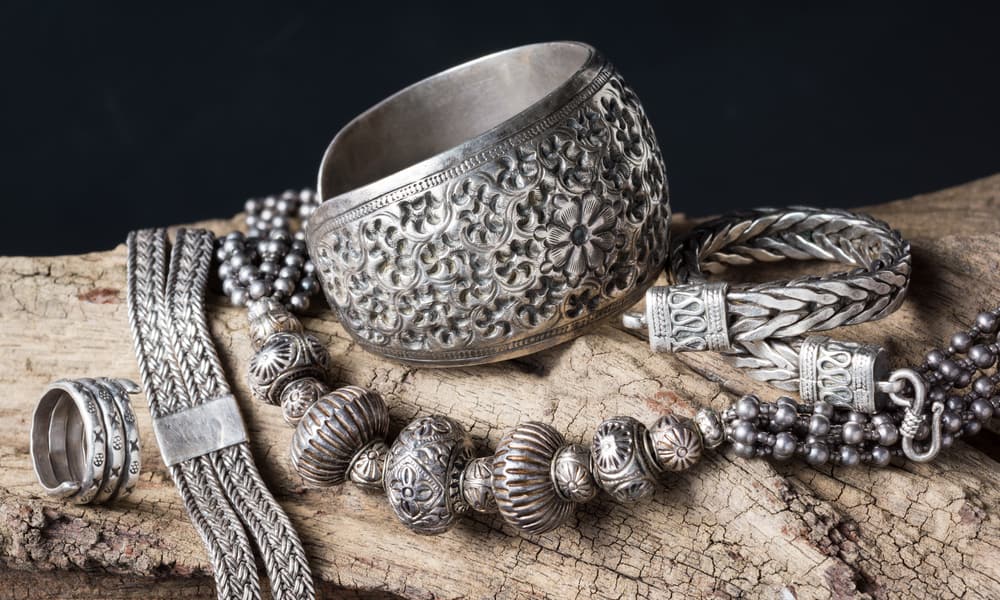 Patinarea metalului în bijuterii: argint și aur înnegrit