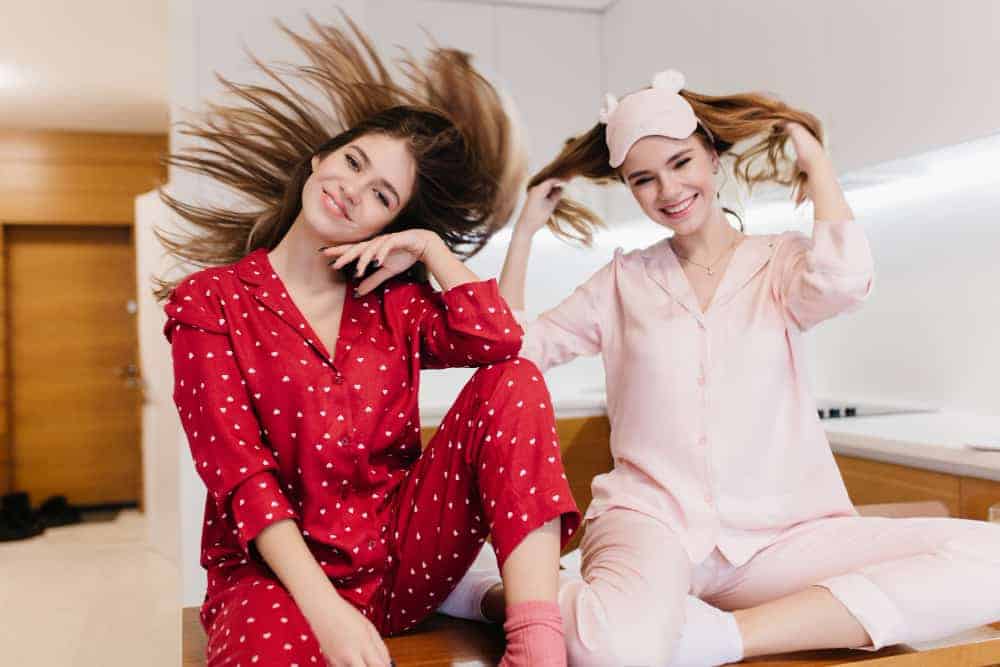 2. Pentru somn odihnitor - elementele care te ajuta sa ai parte de un somn odihnitor- fete in pijamale roz so rosii-min