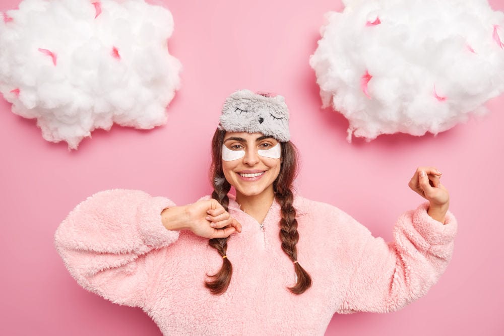 3. Sfaturi pentru un somn odihnitor - cum trebuie sa fie pijamalele pentru un somn odihnitor - fata in pijama cocolino roz-min