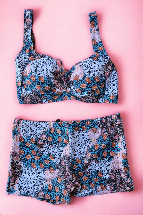 Costum de baie 2 piese, marime mare, cu slipi tip pantaloni scurti, sutien bustiera, albastru, Mozayc embody.ro [2]