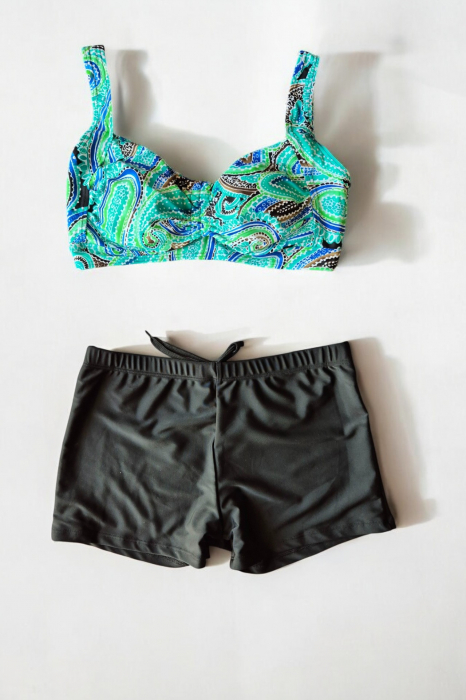 Costum de baie 2 piese, marime mare, slip tip pantaloni scurti, sutien bustiera, alb/negruembody.ro [2]