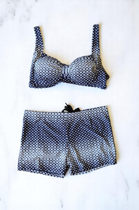 Costum de baie 2 piese, marime mare, slipi tip pantaloni scurti, sutien bustiera, digital alb/bleumarin 2296 z [2]