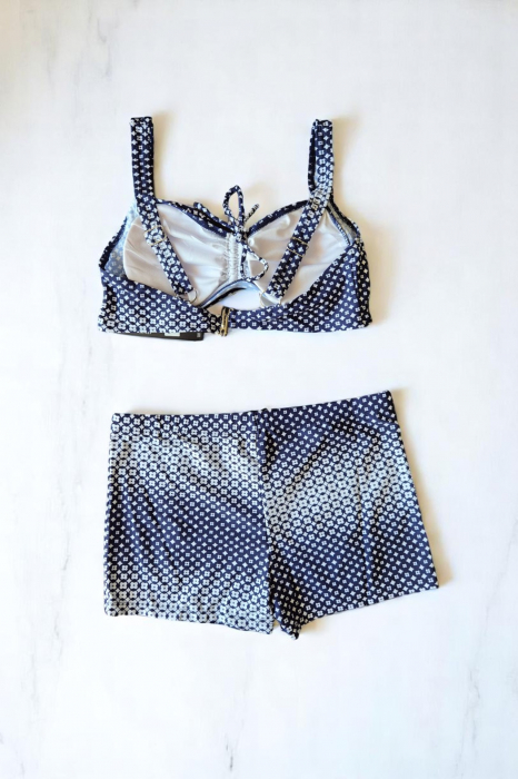 Costum de baie 2 piese, marime mare, slipi tip pantaloni scurti, sutien bustiera, digital alb/bleumarin 2296 z [3]