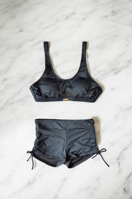 Costum de baie 2 piese, slip pantalon scurt cu incretitura spate, sutien bustiera, negru [2]