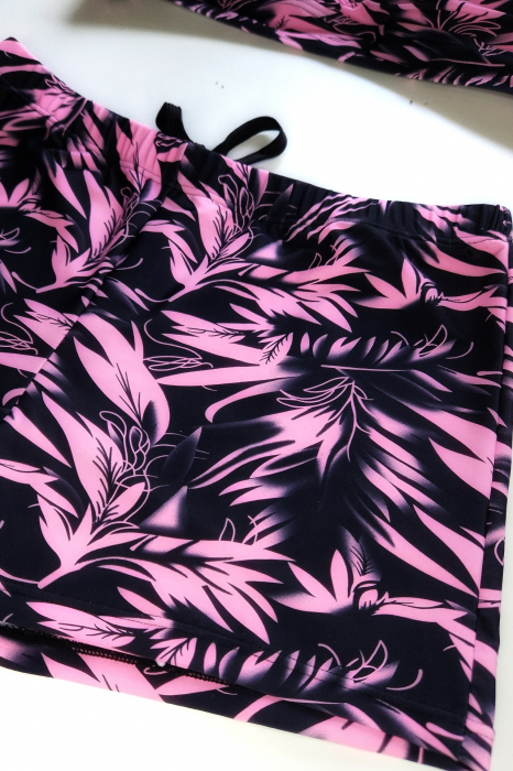 Costum de baie marime mare, cu slipi tip pantaloni scurti, sutien bustiera, roz floral, embody.ro [3]