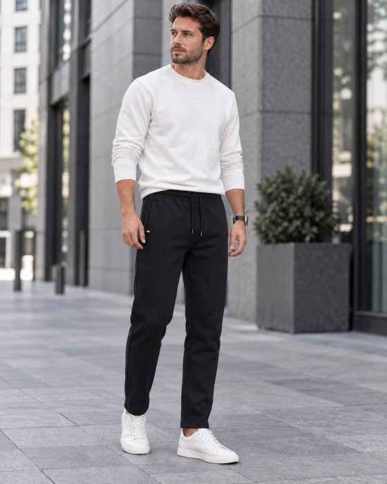 Pantaloni trening barbati negri, croiala dreapta, talie elastica cu snur si buzunare cu fermoar [4]