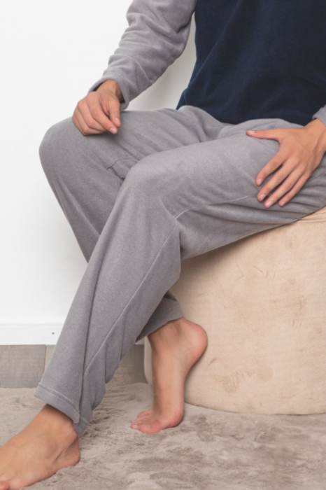 Pijama barbat, material soft polar moale si calduros, cu maneci si pantaloni lungi, gri deschis [2]