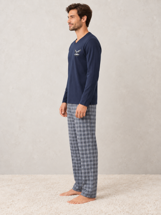 Pijama barbati bleumarin cu pantaloni in carouri, bluza cu maneca lunga si decolteu in V [3]