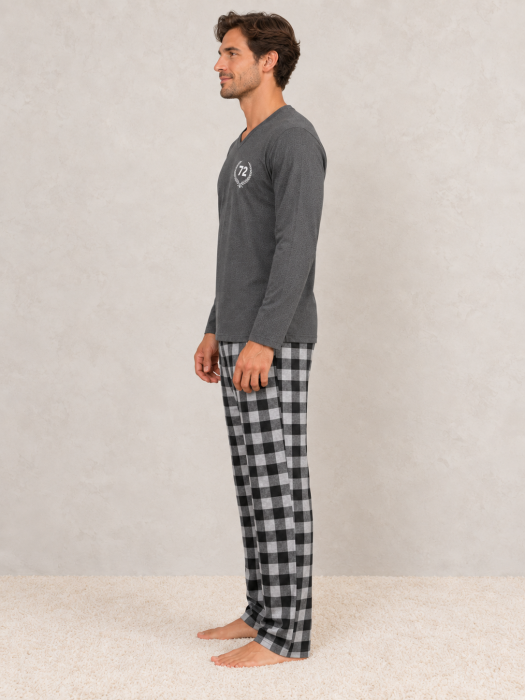 Pijama barbati cu maneca lunga, bluza gri cu decolteu V si pantaloni in carouri negru-gri [3]