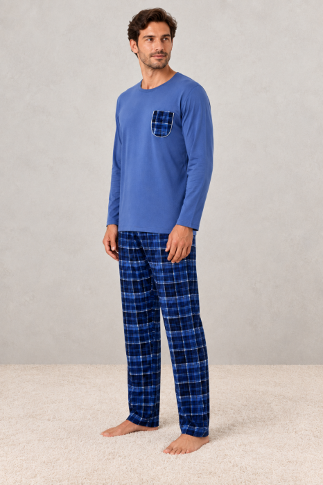 Pijama barbati din bumbac, bluza albastra cu buzunar in carouri si pantaloni lungi bleumarin [2]