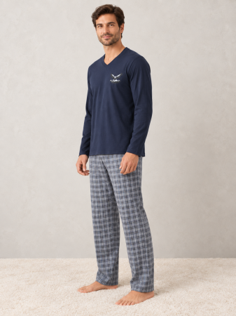 Pijamale barbati bumbac - Pijama barbati bleumarin cu pantaloni in carouri, bluza cu maneca lunga si decolteu in V