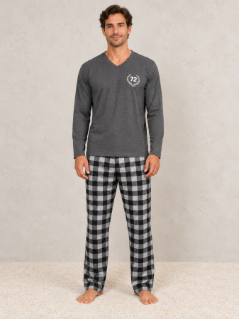 Pijamale barbati bumbac - Pijama barbati cu maneca lunga, bluza gri cu decolteu V si pantaloni in carouri negru-gri