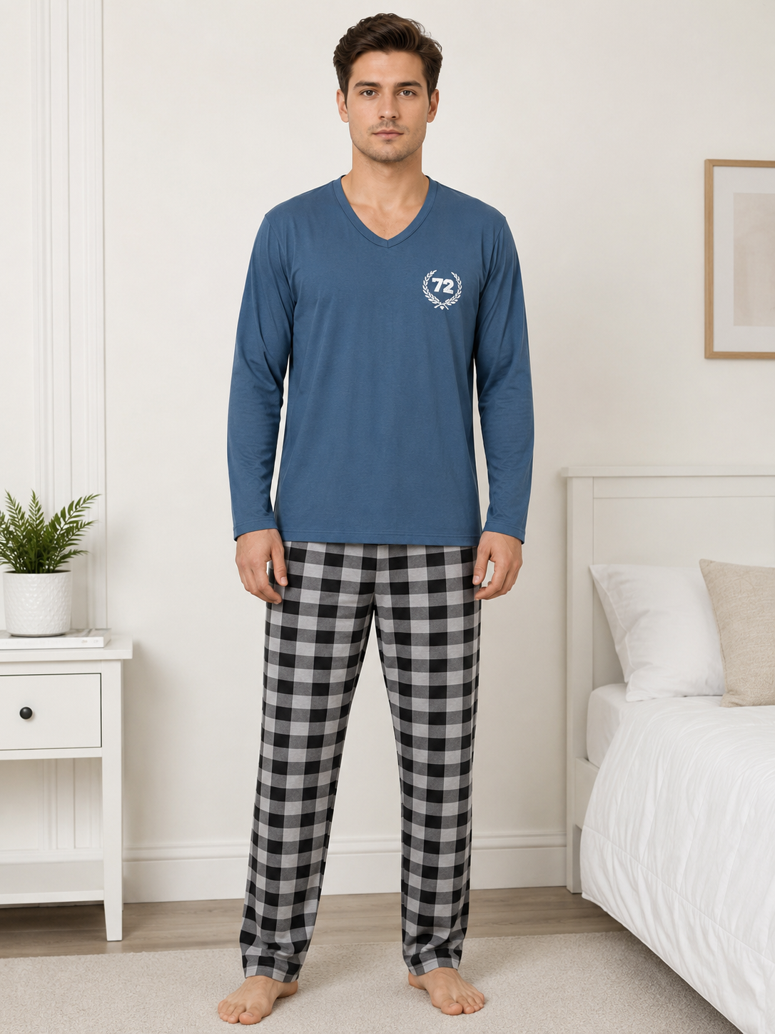 Pijamale barbati bumbac - Pijama barbati cu bluza albastra cu maneca lunga si pantaloni in carouri negru-gri, model 72
