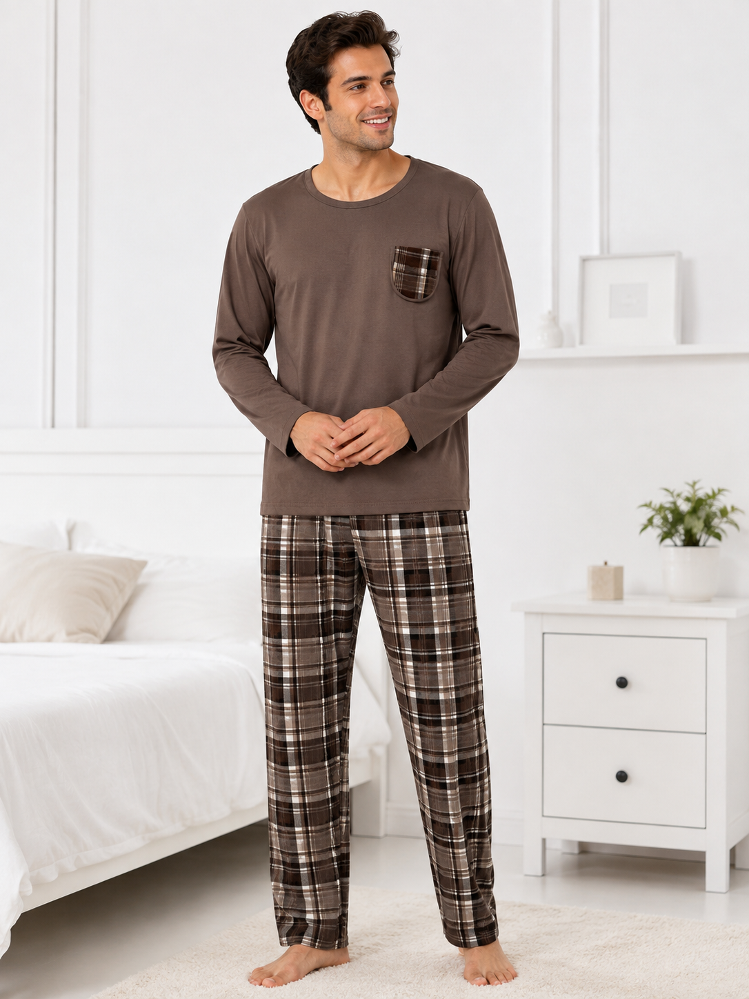 Pijamale barbati bumbac - Pijama barbati din bumbac maro cu pantaloni in carouri si bluza cu maneca lunga