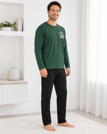 Pijamale barbati bumbac - Pijama barbati verde inchis cu pantaloni negri, bluza cu maneca lunga si imprimeu Chess Club