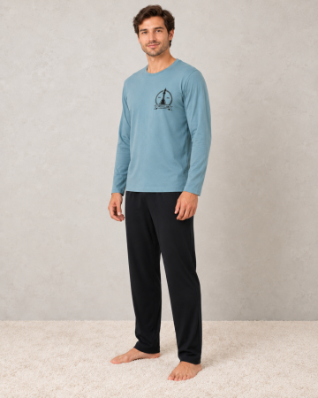 Pijamale barbati bumbac - Pijama barbati cu bluza albastra cu maneca lunga si pantaloni negri, model Chess Club
