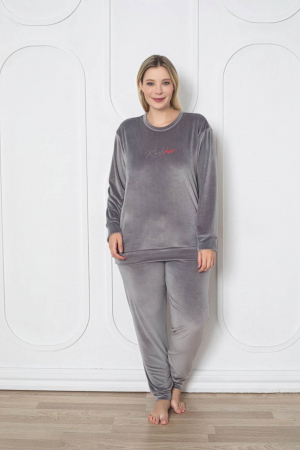 Pijamale dama marimi mari - Pijama dama catifea, material moale si delicat, imprimeu uni, roz pudra, embody.ro