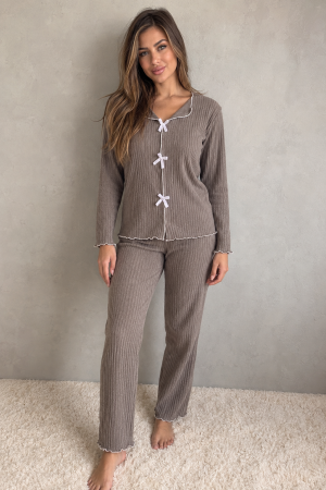 Pijamale dama - Pijama Dama cu Maneca Lunga si Pantaloni Lungi, Material Reiat cu Fundite Decorative, Taupe