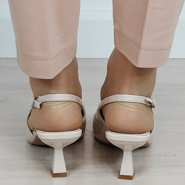 Pantofi bej de lac cu toc mic B-5552 01 [3]