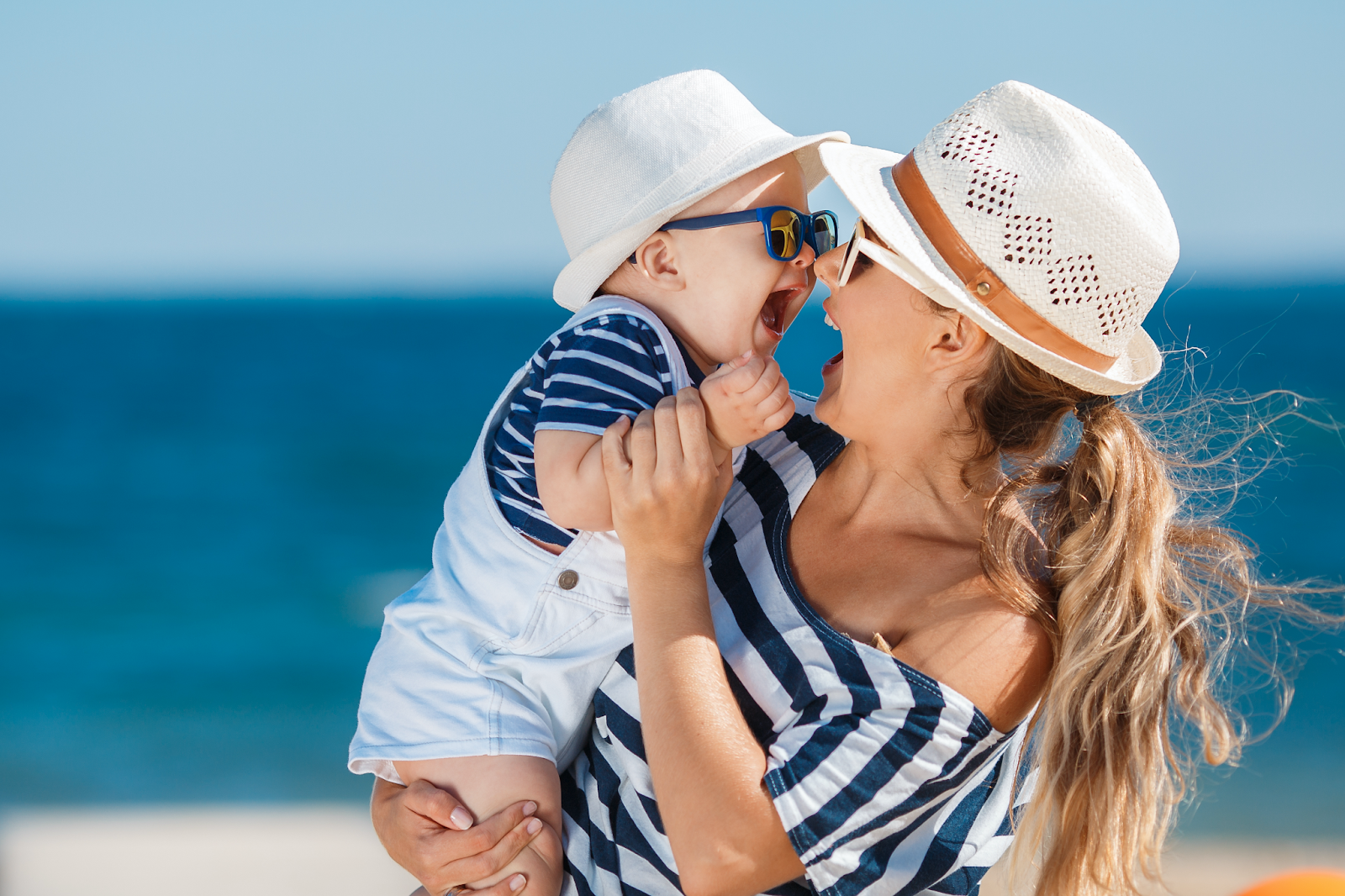 Insolatie la bebelusi: TOP 6 greseli pe care nu trebuie sa le faci la plaja