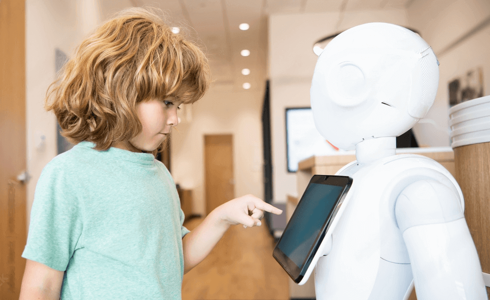 copil cu robot interactiv