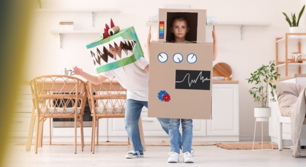 banner cu doi copi costumati unul in crocodil celalalt in robotel, costume facute din carton