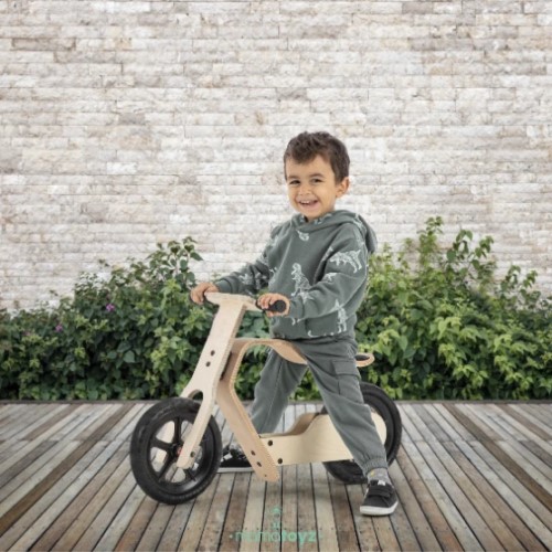 Cadrul bicicletei este realizat din lemn natural durabil
