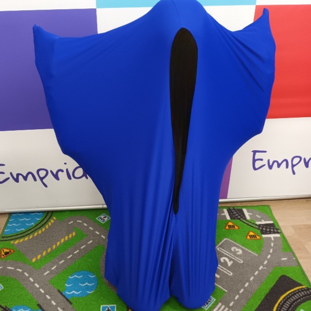 Copilul experimentand sacul senzorial pentru corp Empria de culoare albastra