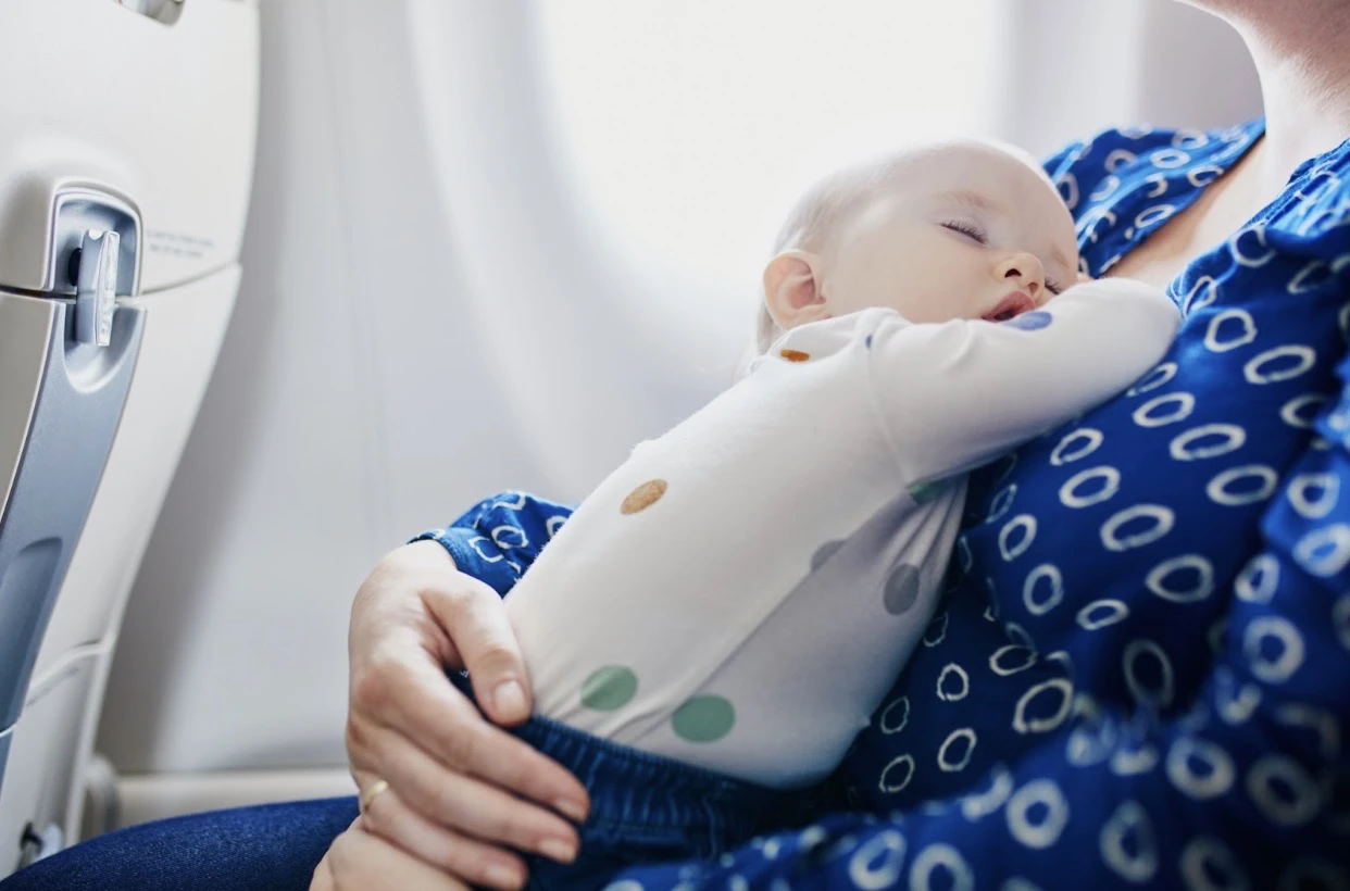 Cu bebe în avion: Cum călătoriți în siguranță în vacanță