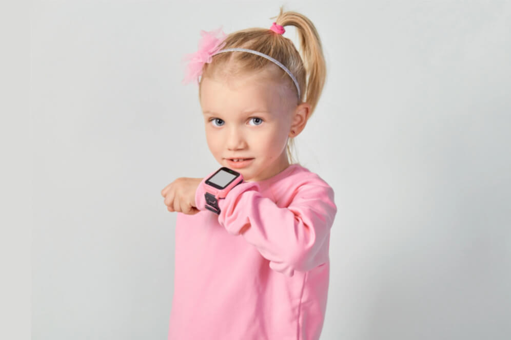 fetita vorbind la smartwatch-ul de la mana