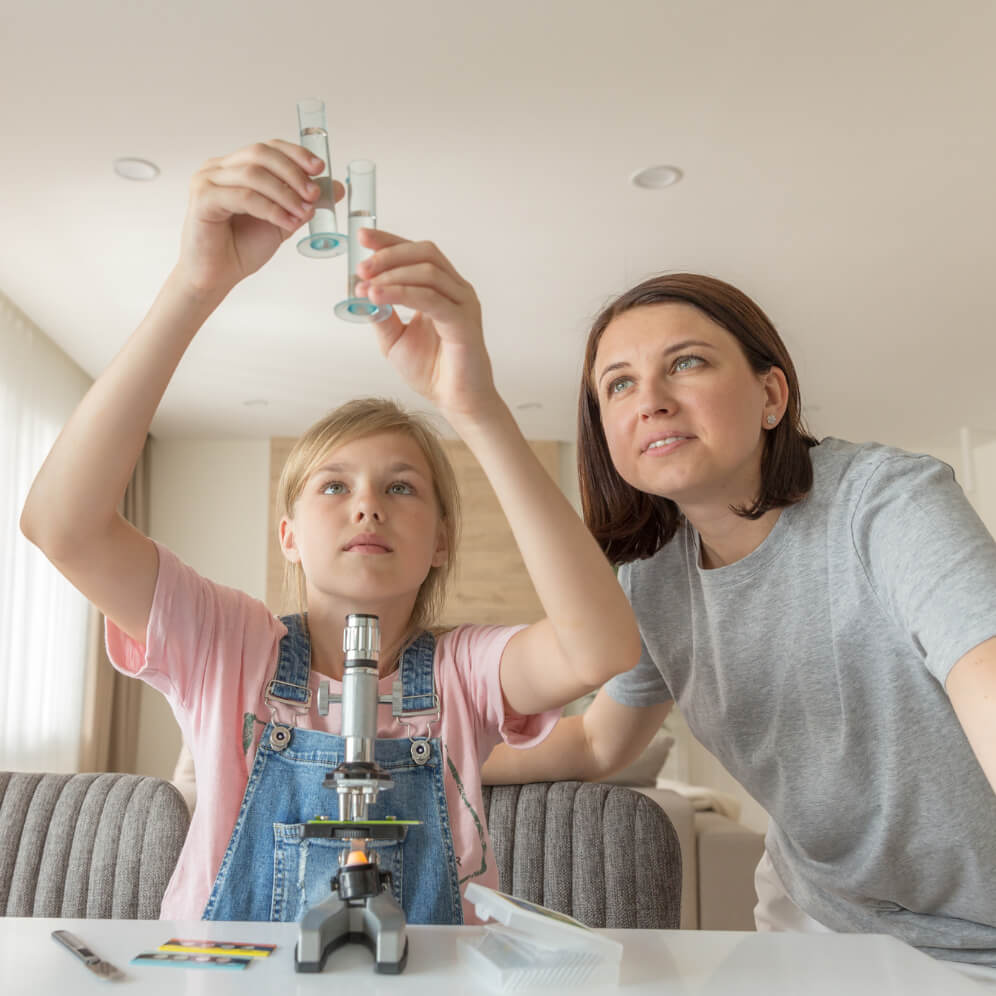 mama si fiica cu eprubete fac un experiment si analizeaza rezultatele