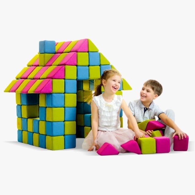 imagine cu cuburile jollyheap si doi copii, fata si baiat, care au construit o casuta din cuburi