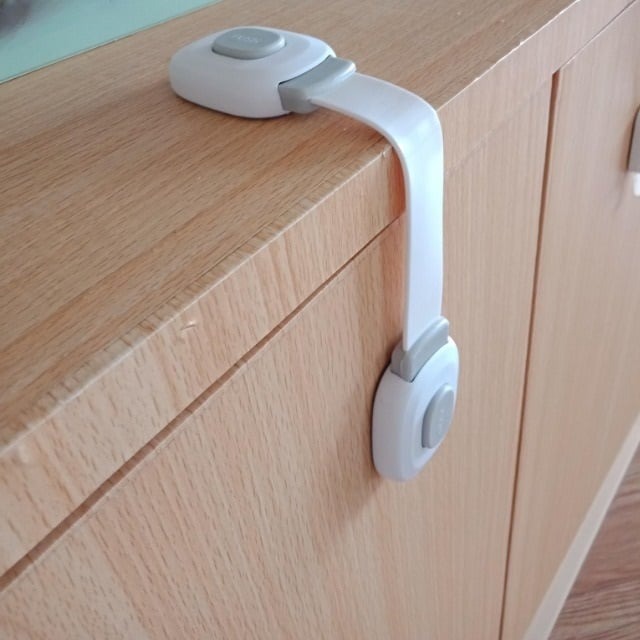 imagine cu siguranta de dulap montata pentru a limita accesul copiilor la sertare