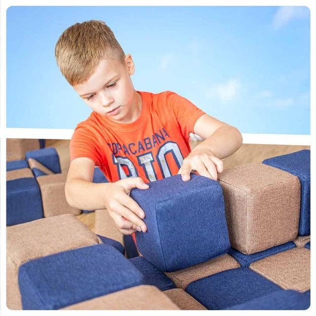 baietel care construieste cu cuburile magnetice de constructie JollyHeap care dezvolta motricitatea