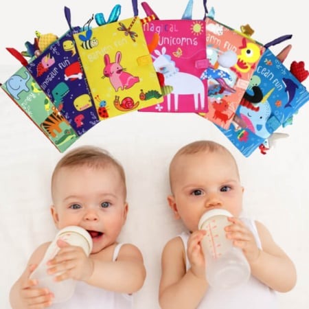 bebelusi care beau din biberon si colectie de carticele senzoriale pentru bebelusi
