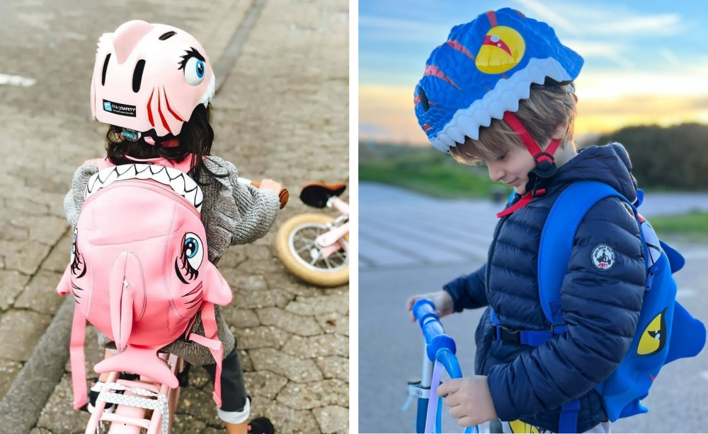 copii pe bicicleta si trotineta cu casca de protectie cu design frumos si rucsac asortat
