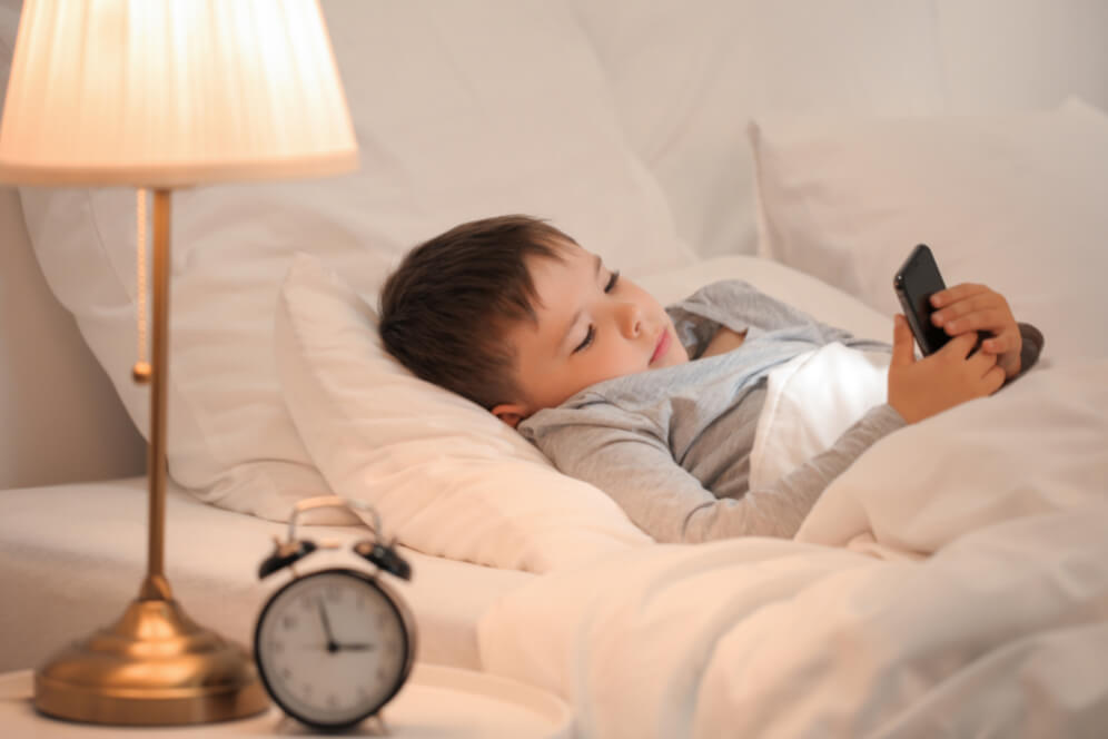 Impactul tehnologiei asupra somnului copiilor: Cum să creezi o rutină sănătoasă