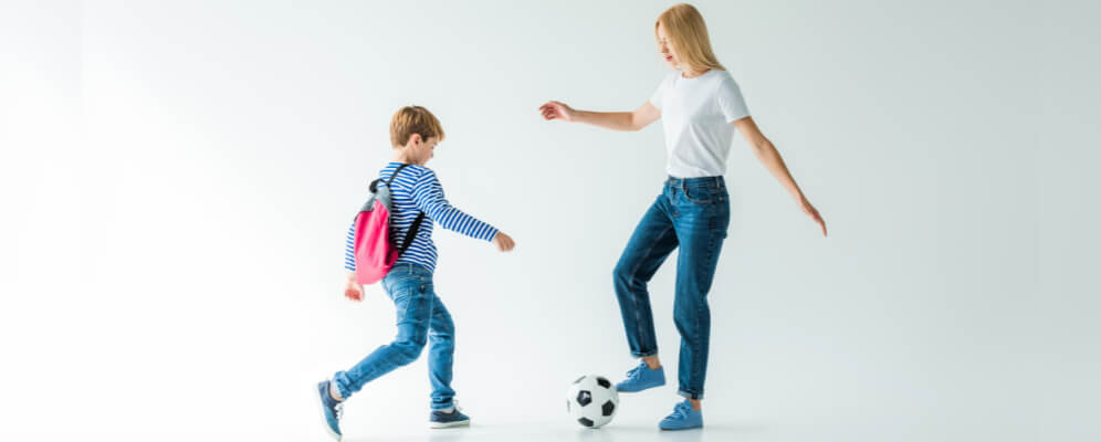 mama cu baiatul se joaca fotbal