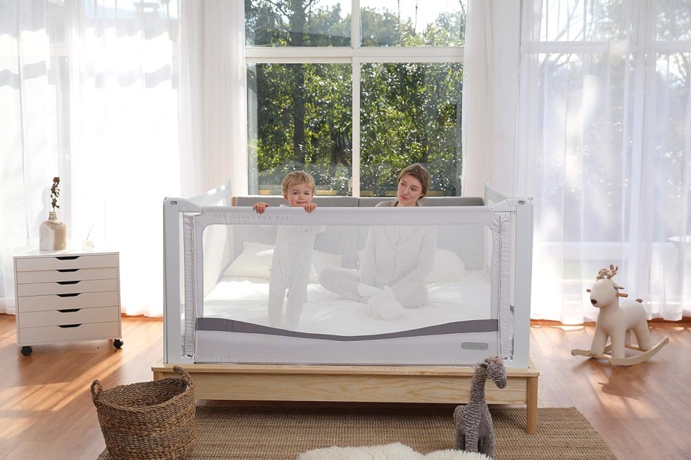 imagine cu mama si copilul in patul cu protectii laterale pentru pat empria