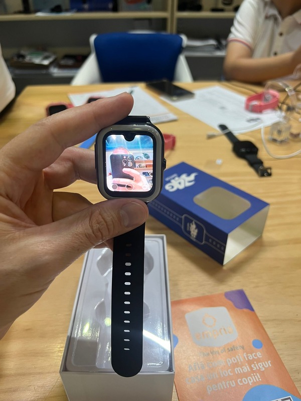 test cu camera smartwatch-ului pentru copii in fabrica