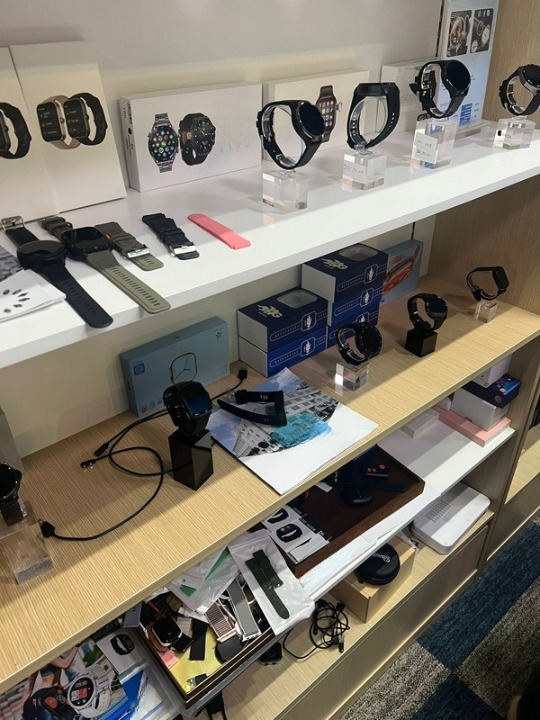 raft cu smartwatch-uri la fabrica din china