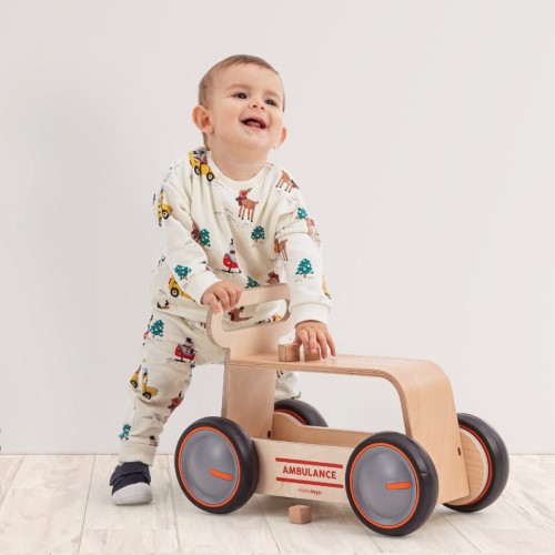 Jucaria din lemn 3 in 1 Ambulanta DriveMe Wood produsa de MamaToyz este o jucarie multifunctionala