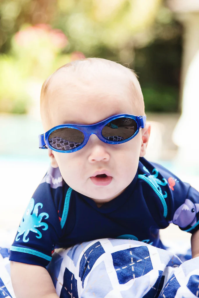 bebelus cu ochelari de soare albastri