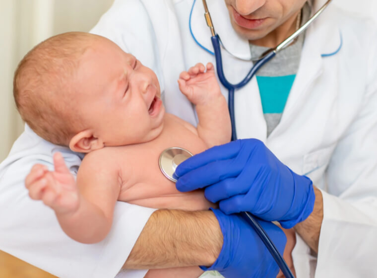 doctor care consulta un bebelus pentru a-i verifica starea de sanatate